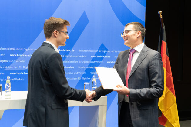 Secretary of the state Höppner handing over the grant certificate to IoW